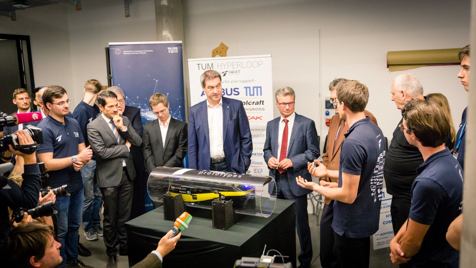 Markus Söder, Ministerpräsident von Bayern, mit dem TUM-Hyperloop-Team